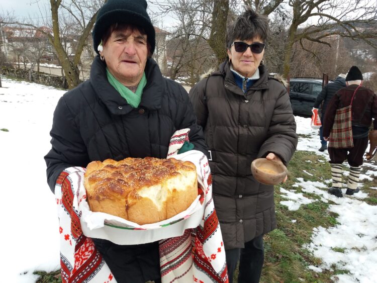 Със зарязване на лозите и конкурс за вина в Ловнидол почетоха Трифон Зарезан
