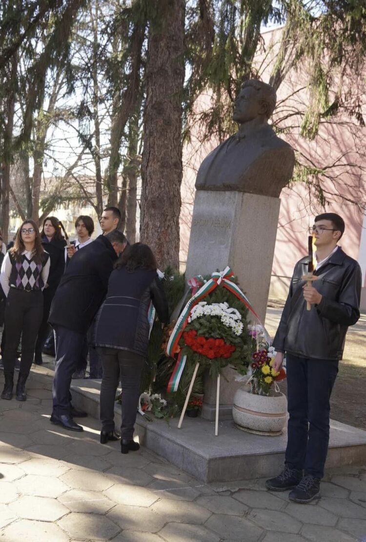 СУ “Васил Левски” отбеляза патронния си празник