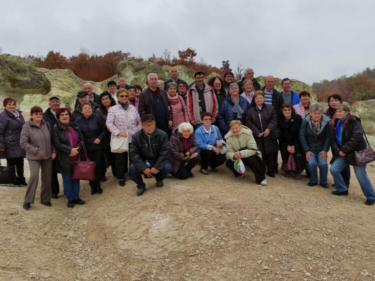 Пенсионери от Севлиево се поклониха пред паметта на своя патрон – Васил Левски