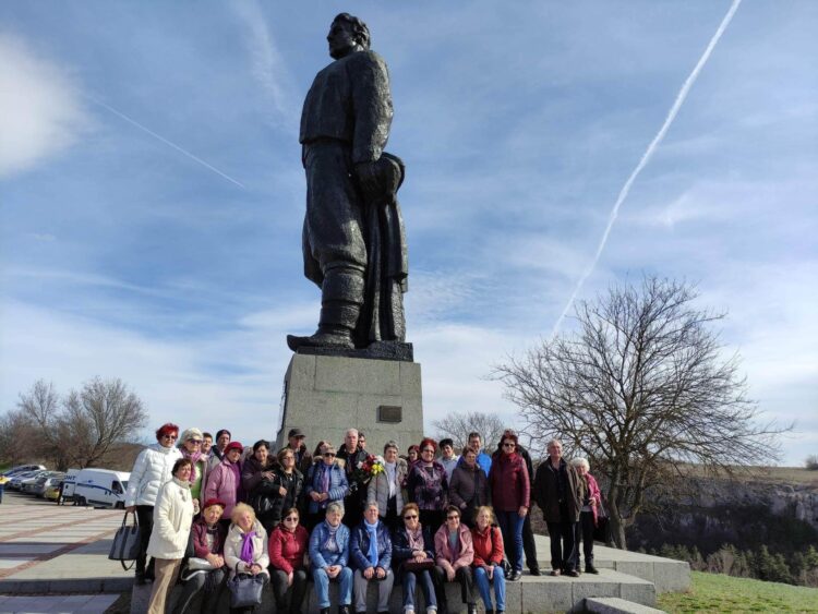 Пенсионери от Севлиево се поклониха пред паметта на своя патрон – Васил Левски