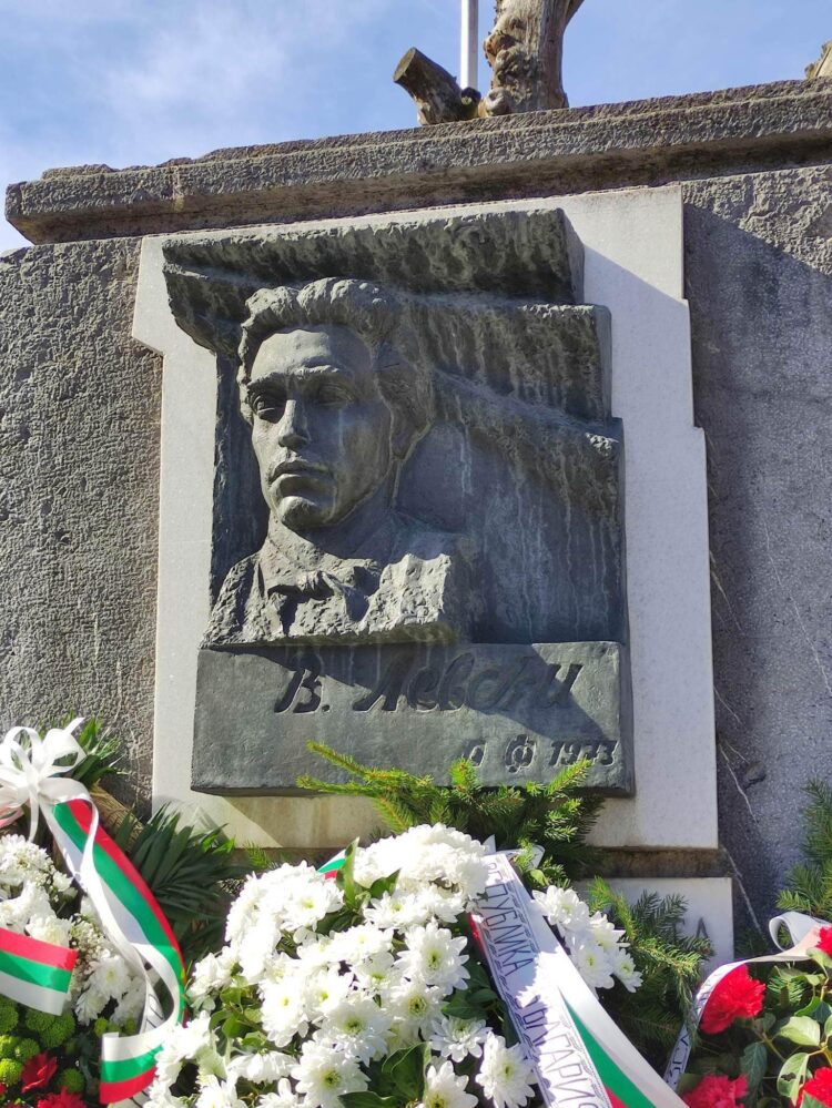 Пенсионери от Севлиево се поклониха пред паметта на своя патрон – Васил Левски