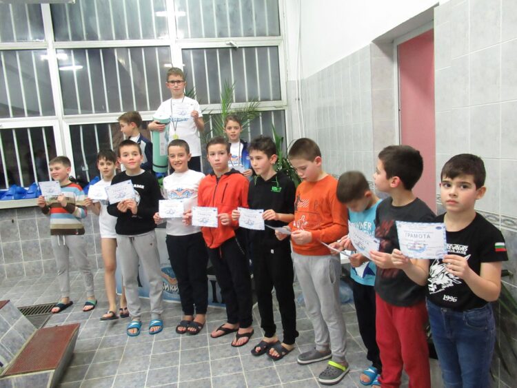 От “Викинг” обраха медалите в домакинско областно състезание по плуване