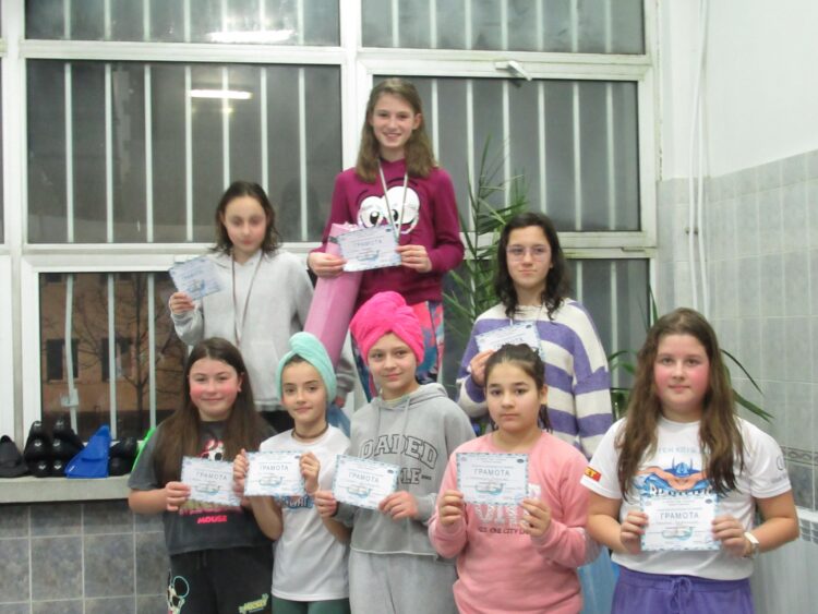 От “Викинг” обраха медалите в домакинско областно състезание по плуване