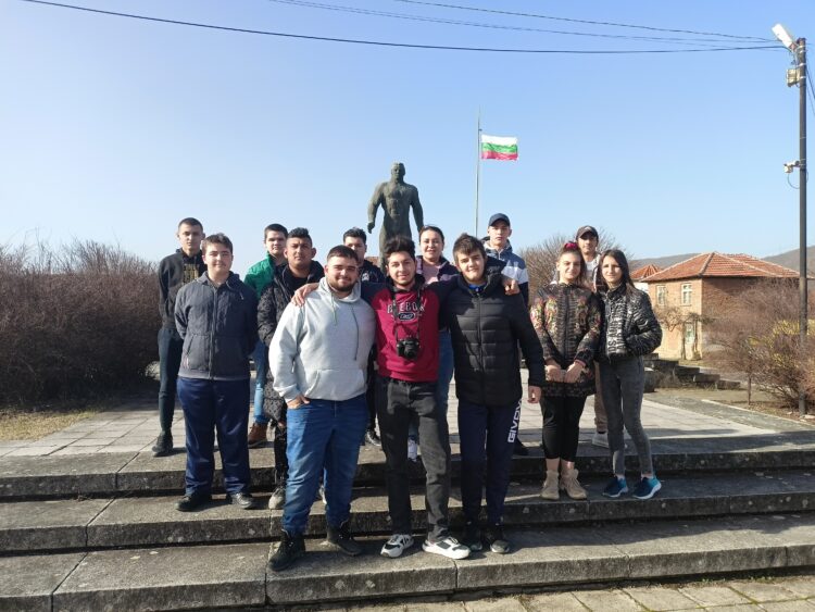 Урок по родолюбие на тема “Чувствам се силен, защото съм българин”