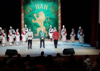 Ансамбъл “ Чинари“ взривиха залата на Дом на културата “Мара Белчева” по повод 3-ти март