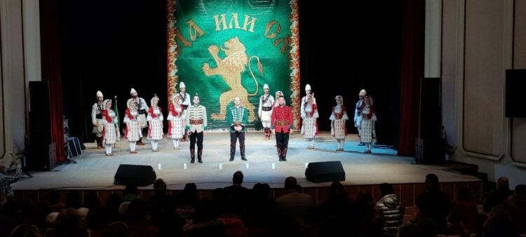 Ансамбъл “ Чинари“ взривиха залата на Дом на културата “Мара Белчева” по повод 3-ти март