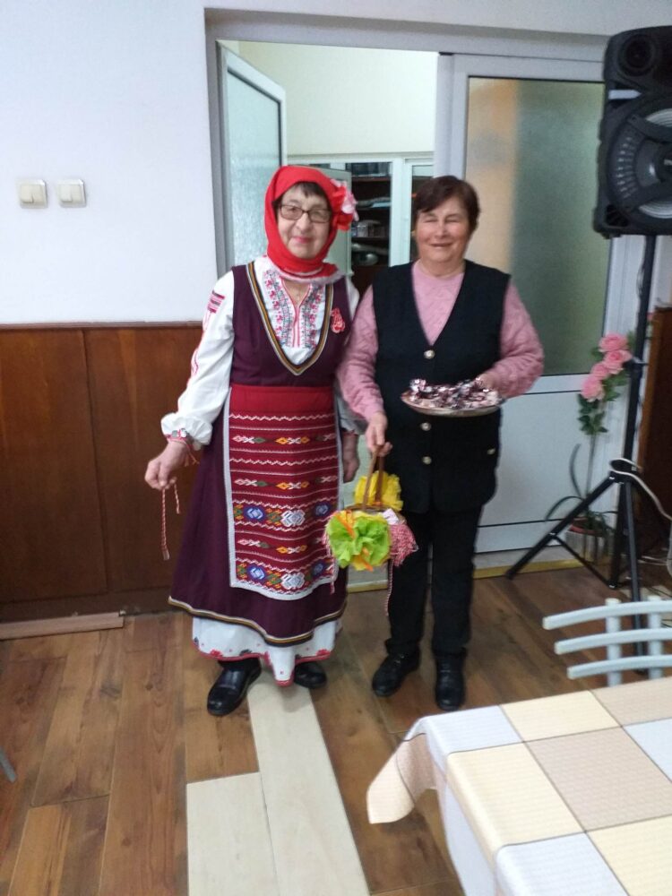 Баба Марта бързала, мартенички вързала. Как я посрещнаха в Севлиево и селата