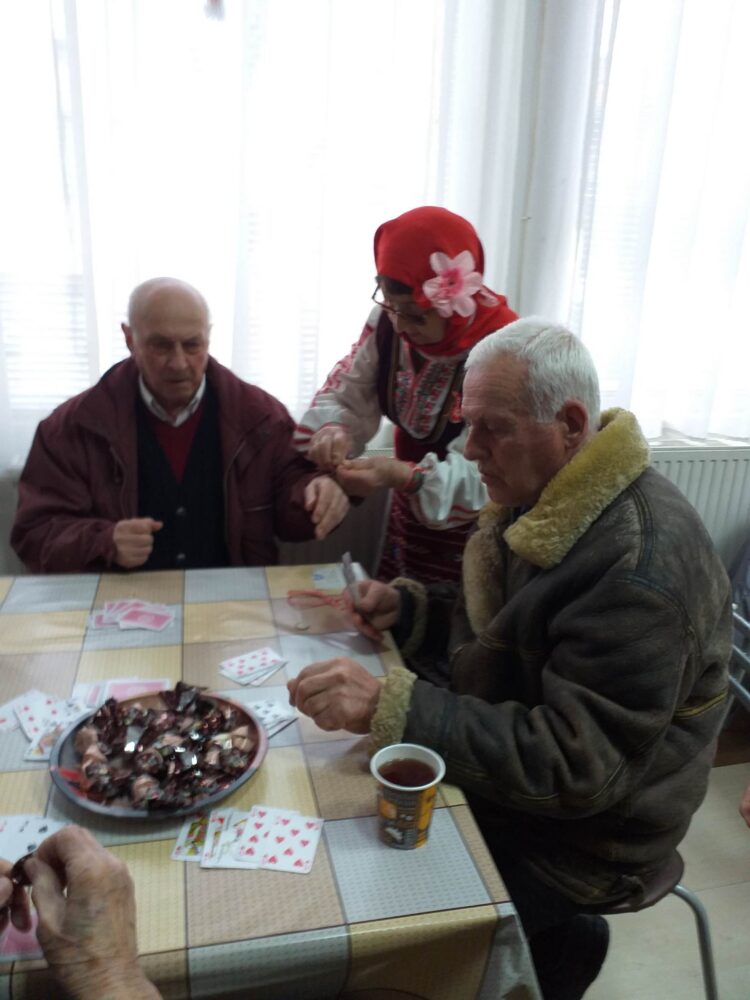 Баба Марта бързала, мартенички вързала. Как я посрещнаха в Севлиево и селата