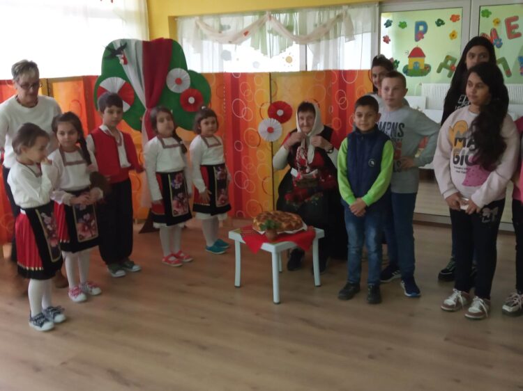 Баба Марта бързала, мартенички вързала. Как я посрещнаха в Севлиево и селата