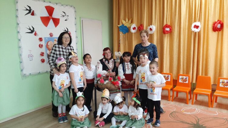 Баба Марта бързала, мартенички вързала. Как я посрещнаха в Севлиево и селата