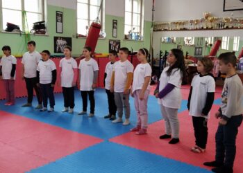 Урок по лична защита с четвъртокласниците от Детско полицейско управление