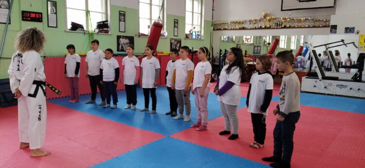 Урок по лична защита с четвъртокласниците от Детско полицейско управление