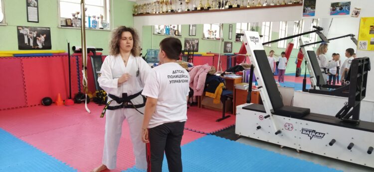 Урок по лична защита с четвъртокласниците от Детско полицейско управление