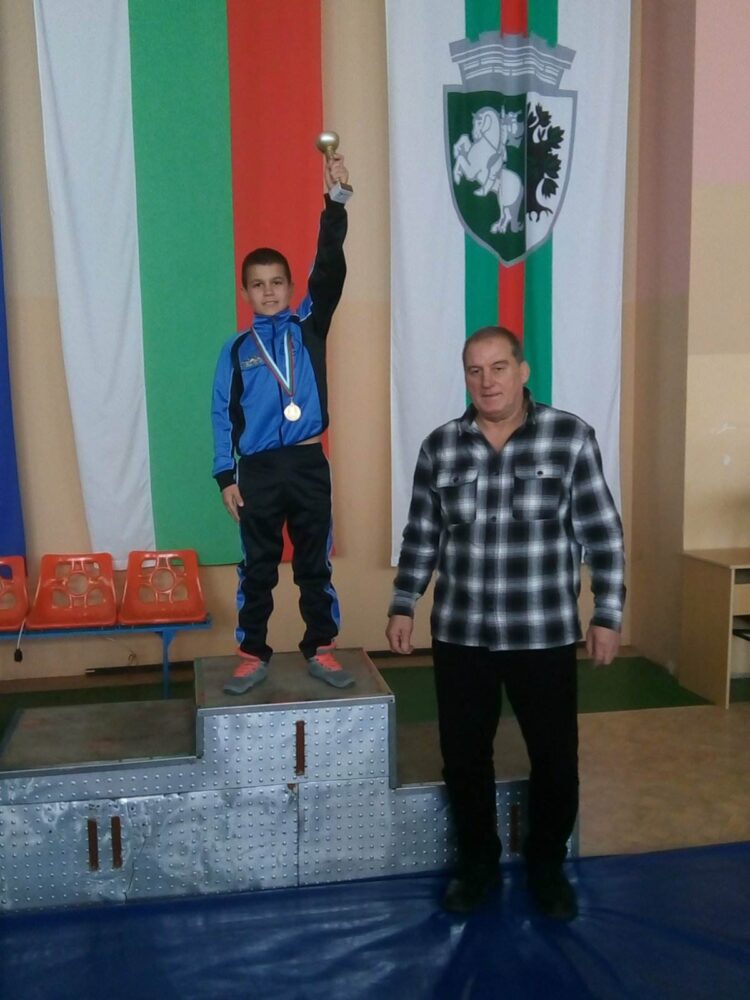 Пет чисти победи в борбата, злато и купа от олимпийски шампион за малкия Даниел
