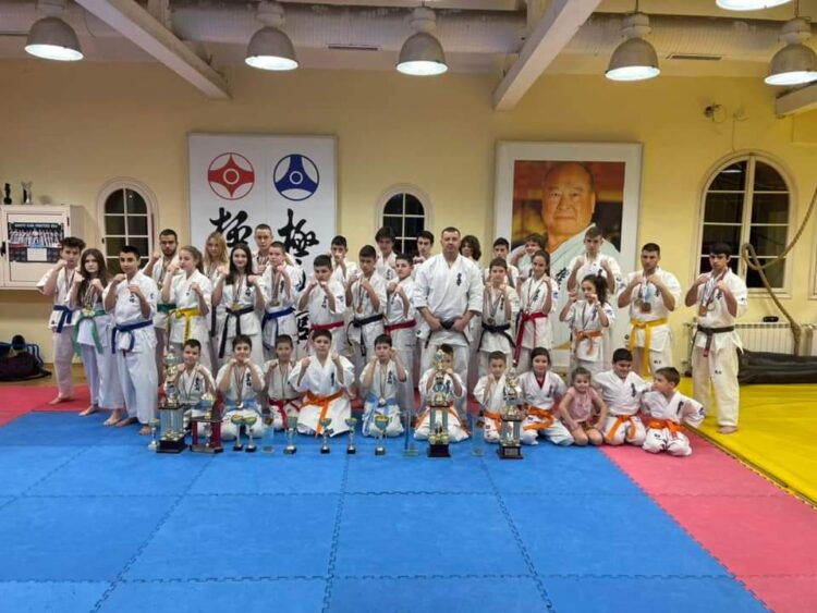 Национален треньор създаде нов клуб по карате в Севлиево