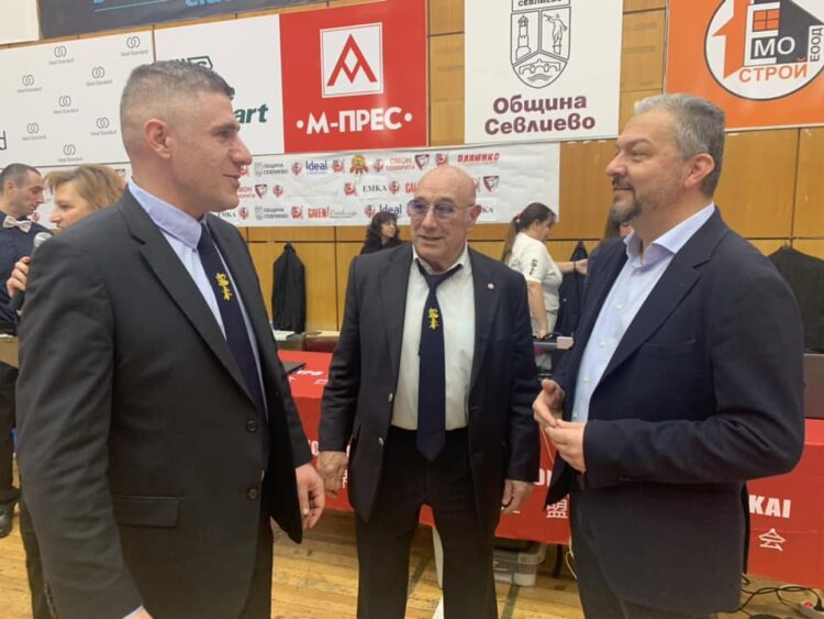 И тримата ни каратисти на три пъти взривиха залата на Националното в Севлиево