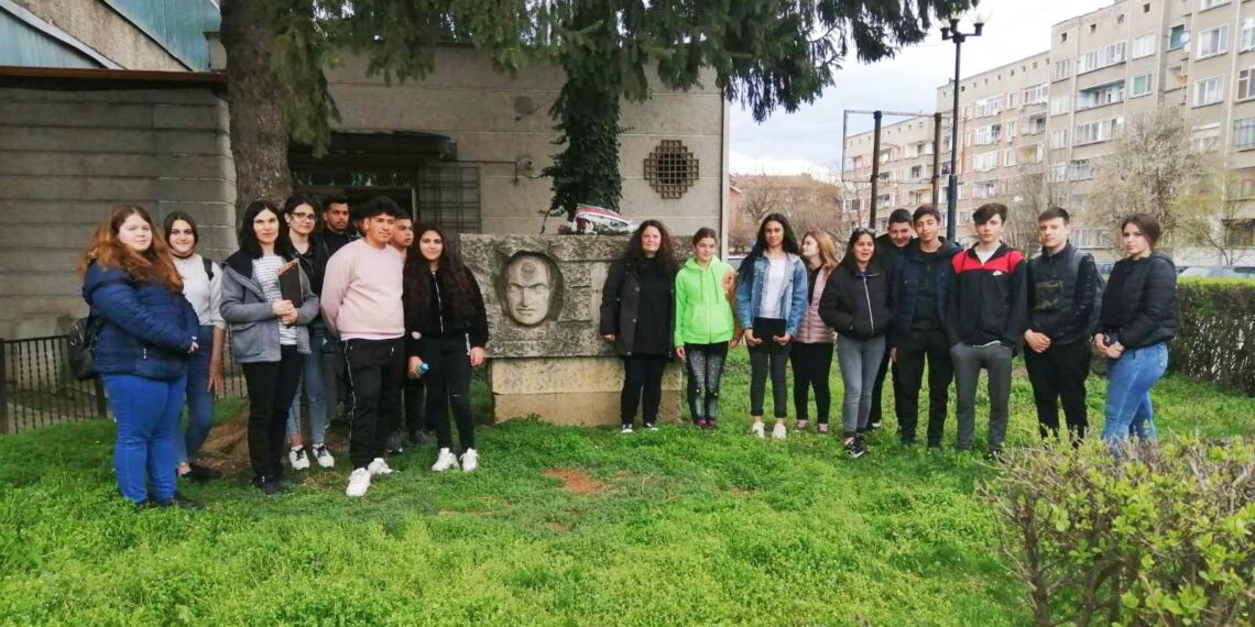 Учениците от ПГ “Марин Попов”поднесоха цветя пред паметника на своя патрон