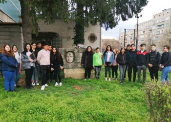 Учениците от ПГ “Марин Попов”поднесоха цветя пред паметника на своя патрон