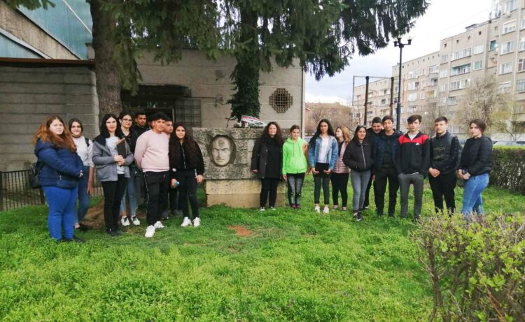 Учениците от ПГ “Марин Попов”поднесоха цветя пред паметника на своя патрон