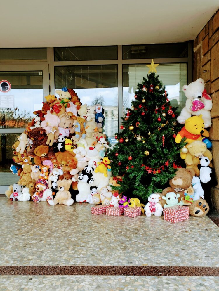 Стотици деца в областта с плюшени мечета от кампанията на Областна администрация