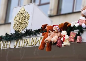 Стотици деца в областта с плюшени мечета от кампанията на Областна администрация