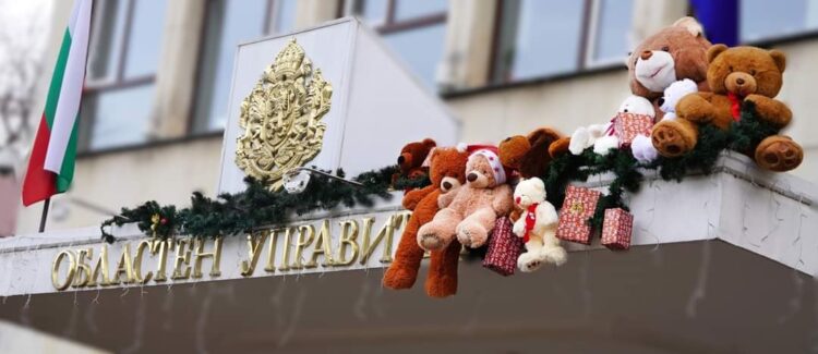 Стотици деца в областта с плюшени мечета от кампанията на Областна администрация