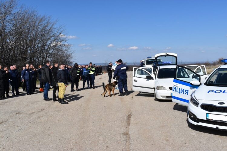 Полицаи от областта се учиха как принудително да спират автомобил