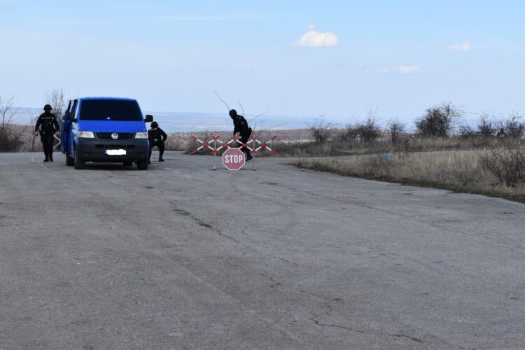 Полицаи от областта се учиха как принудително да спират автомобил