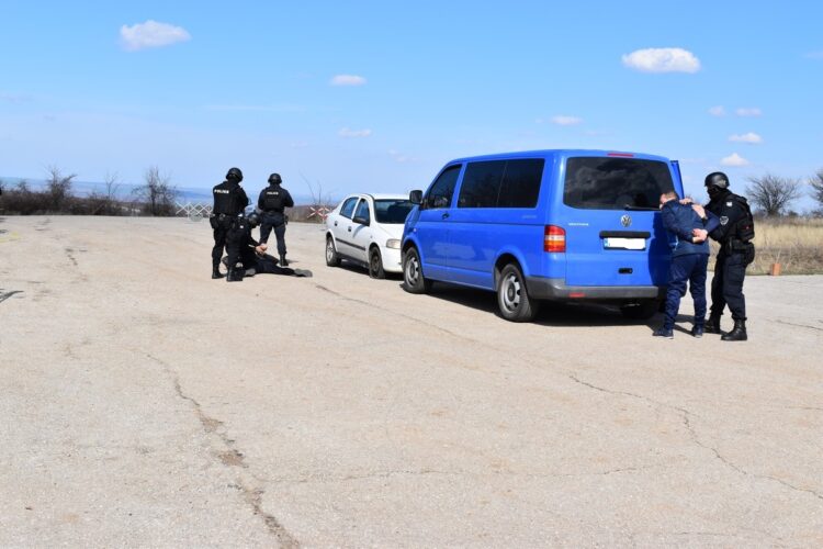 Полицаи от областта се учиха как принудително да спират автомобил