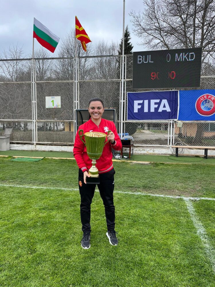 Йоана Джамбазова вдигна купата с националния отбор до 16 г.