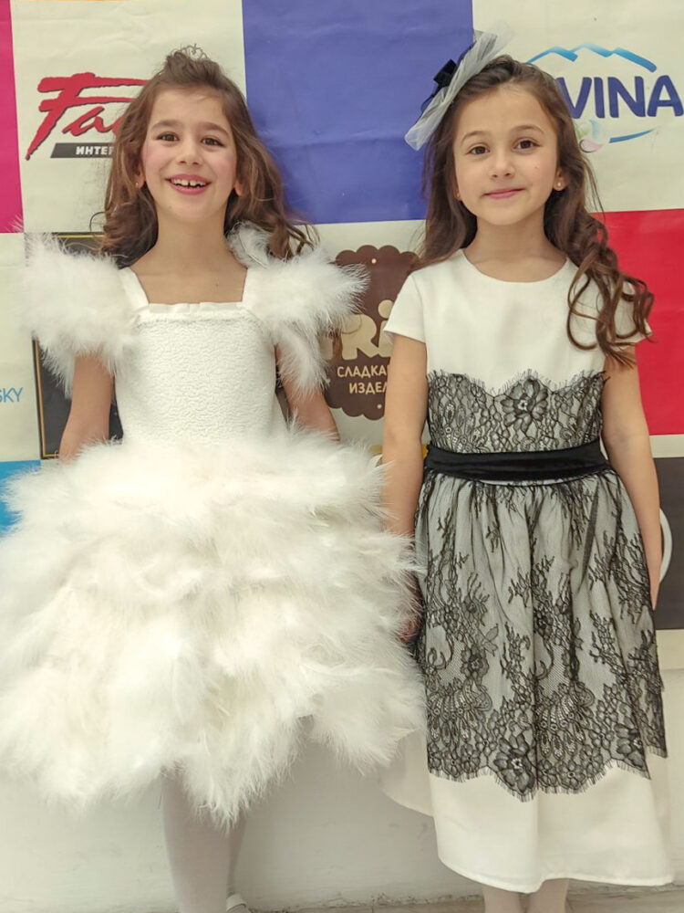 Upstream Voices с дипломи и медали от конкурса ,,Път към славата“