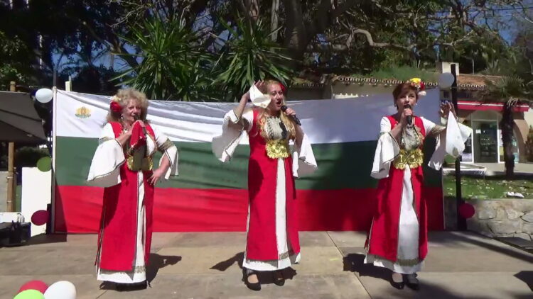 Трио “Звън” пя в концерта “България пее и танцува за вас” в Испания
