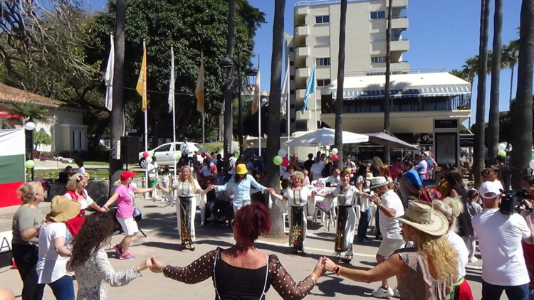 Трио “Звън” пя в концерта “България пее и танцува за вас” в Испания