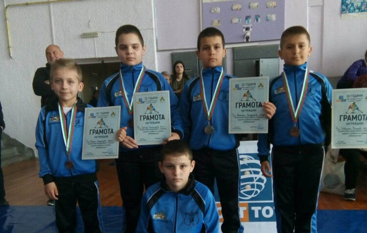 Четири медала за малките борци от “Дан Колов”
