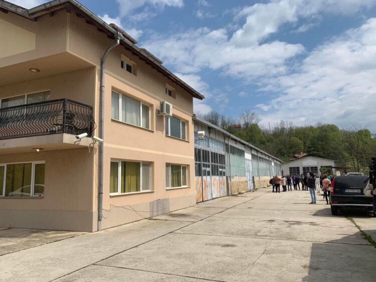 Двама севлиевци в ареста заради нелегална фабрика за цигари