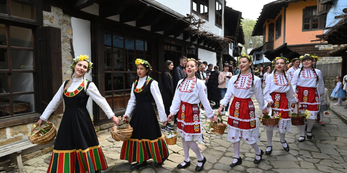 Гиздави девойки лазаруват в музей “Етър” на 8 април