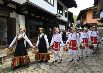 Гиздави девойки лазаруват в музей “Етър” на 8 април