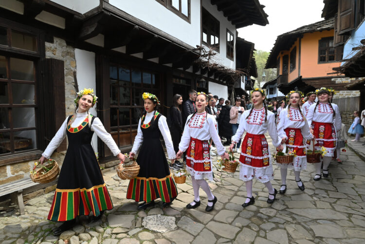 Гиздави девойки лазаруват в музей “Етър” на 8 април