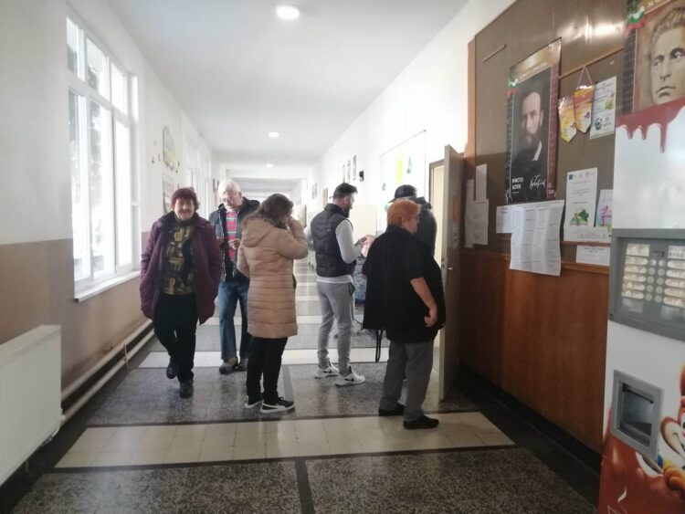 ГЕРБ-СДС води в Севлиево, избирателната активност в общината е близо 35%