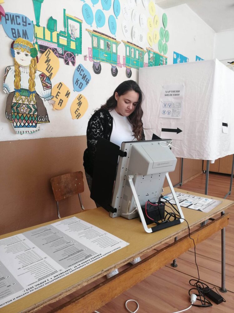 ГЕРБ-СДС води в Севлиево, избирателната активност в общината е близо 35%