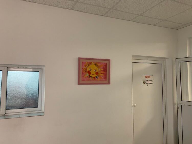 Пъстри детски рисунки украсиха Спешно отделение за празника на медиците