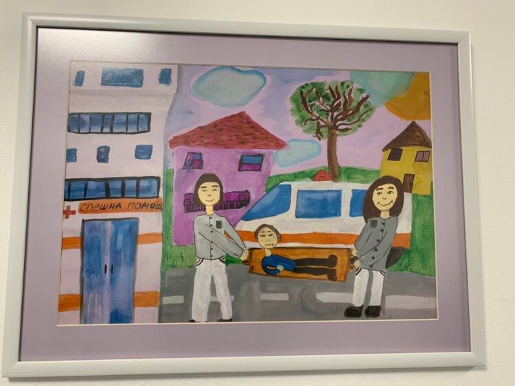 Пъстри детски рисунки украсиха Спешно отделение за празника на медиците