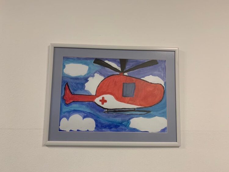 Пъстри детски рисунки украсиха Спешно отделение за празника на медиците