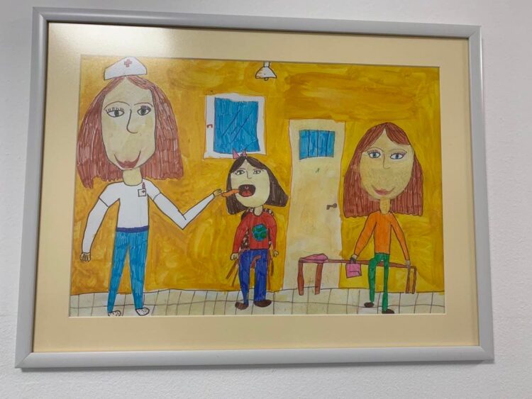 Пъстри детски рисунки украсиха Спешно отделение за празника на медиците