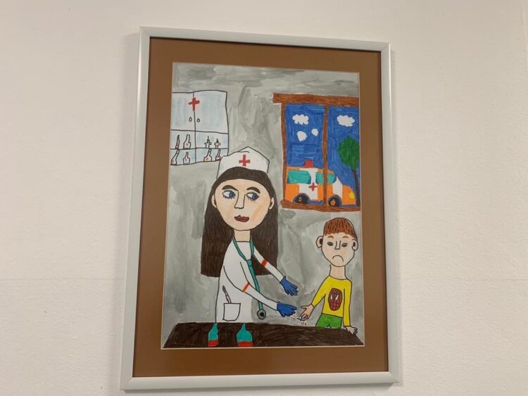 Пъстри детски рисунки украсиха Спешно отделение за празника на медиците