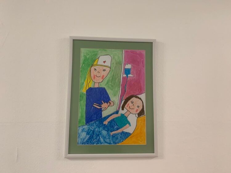 Пъстри детски рисунки украсиха Спешно отделение за празника на медиците