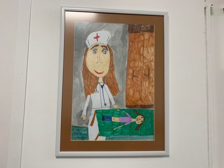 Пъстри детски рисунки украсиха Спешно отделение за празника на медиците