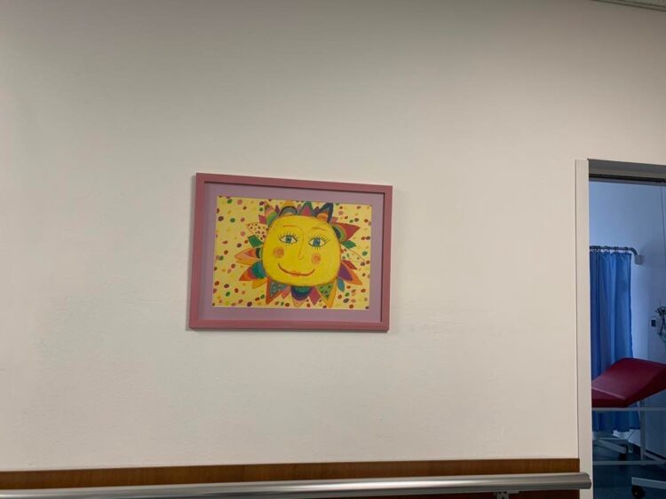 Пъстри детски рисунки украсиха Спешно отделение за празника на медиците