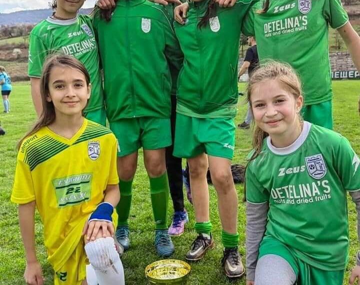 Малките футболистки с купата на победители!