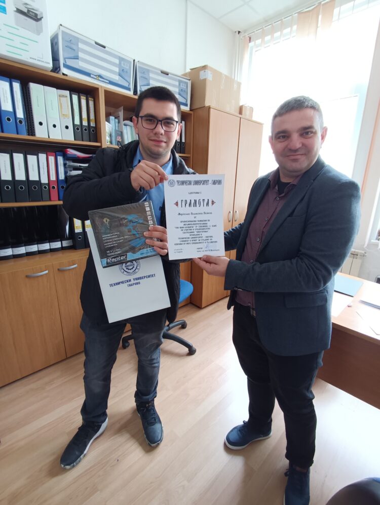 Ученици от професия “Електротехник” в ПГМЕТ с второ място на национално състезание в Габрово